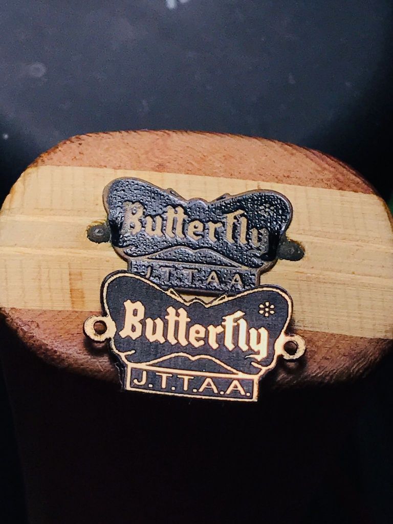 Butterfly Black Tag Logo Emblemat - laminat