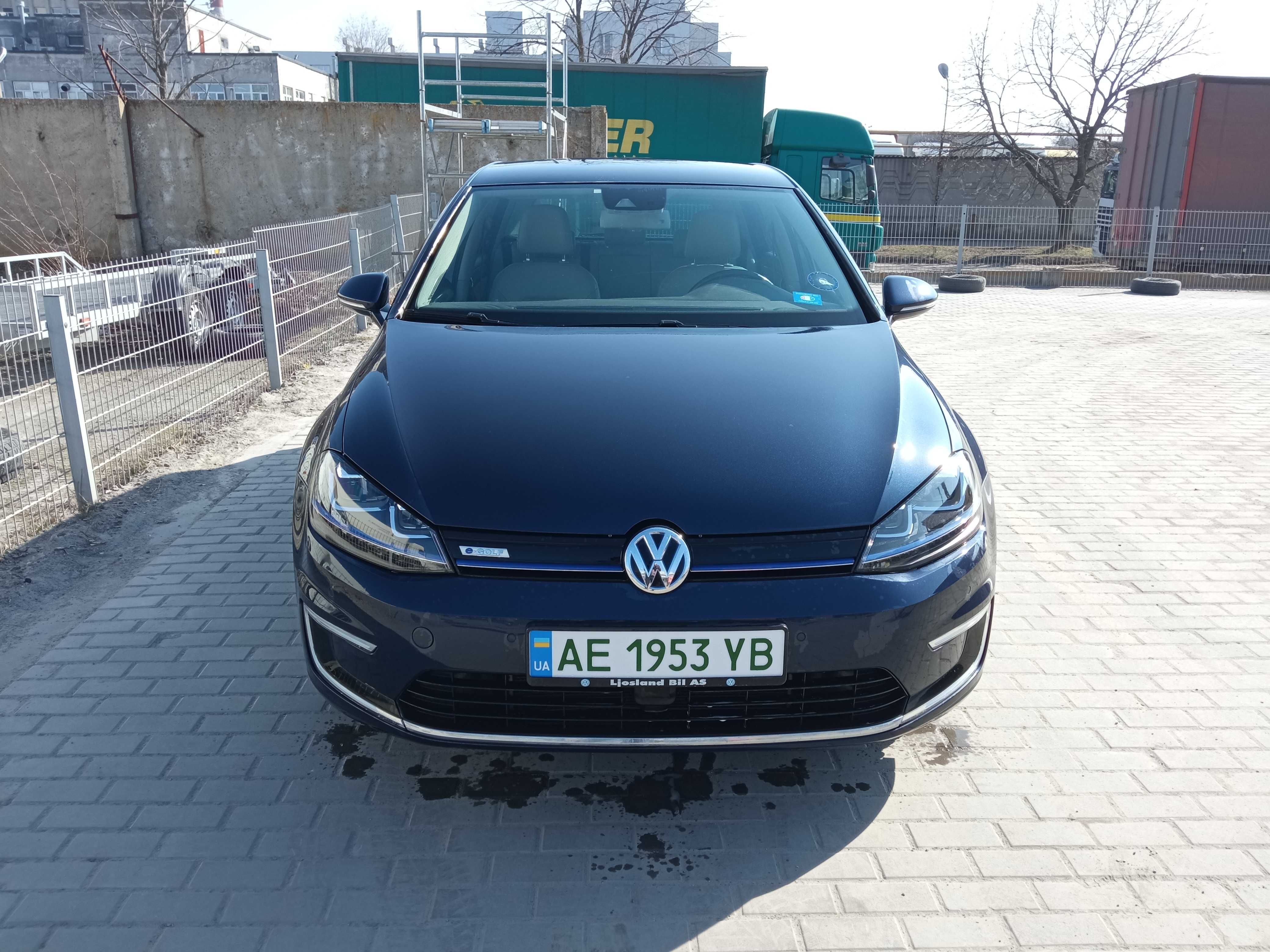 Volkswagen E-golf на бежевой коже. Электро