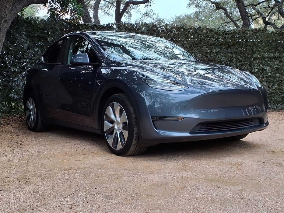Tesla Model Y      2023