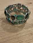Bracelete com pedras azuis esverdeadas