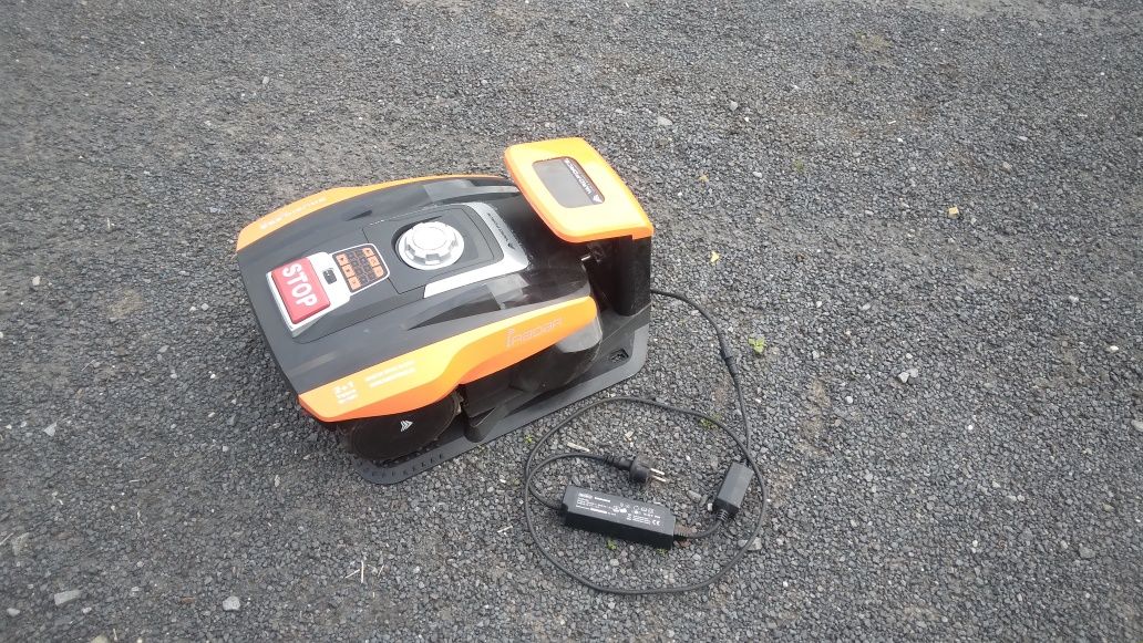 Robot koszący Yard Force Compact 400RiS kosiarka automatyczna 400m²