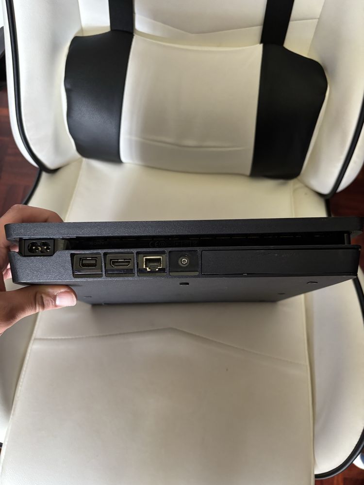Ps4 slim com comando e jogo 500Gb