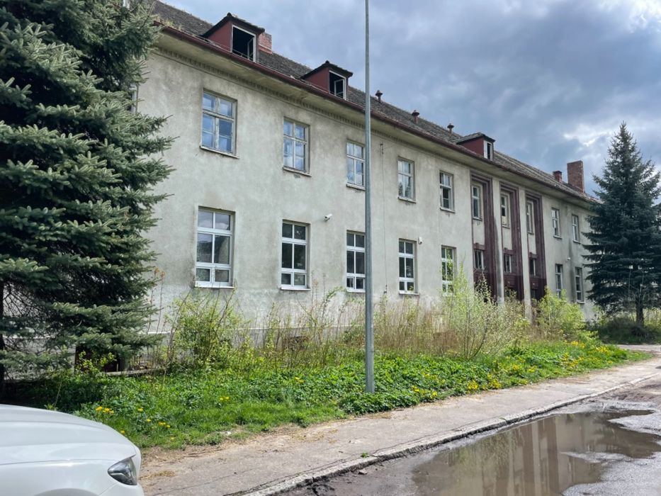 Sprzedam działkę z budynkiem koszarowym