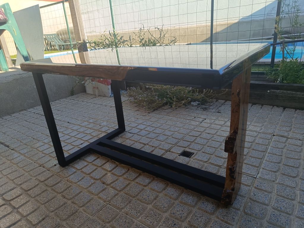 Mesa de centro em resina epoxi