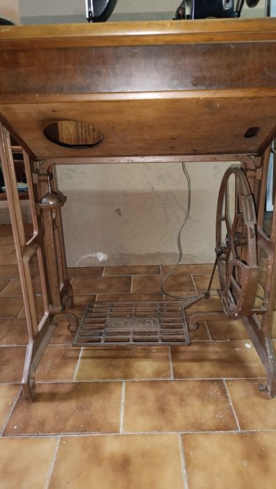 Máquina de costura antiga Oliva - PARA DESOCUPAR