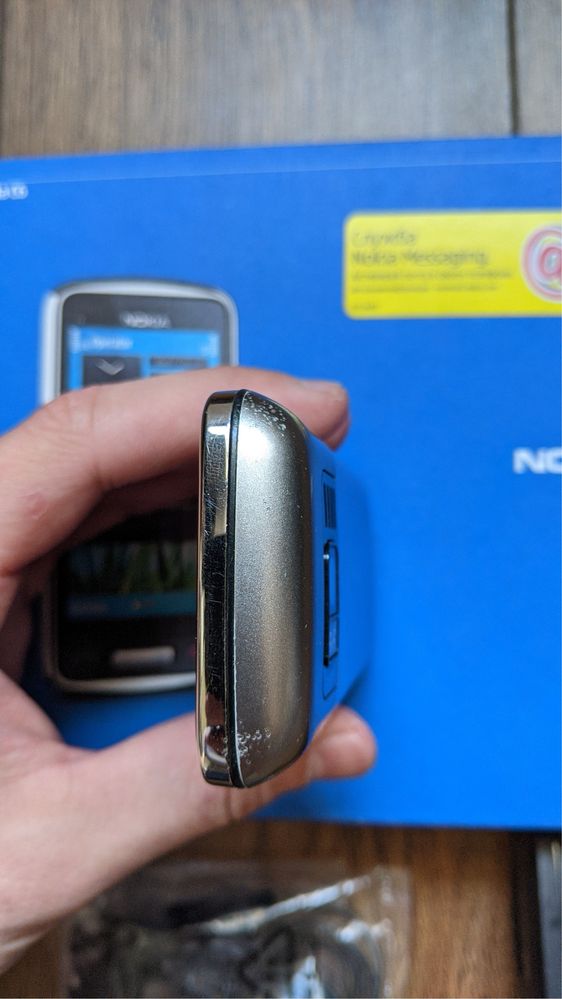 Мобільний телефон Nokia c6-01