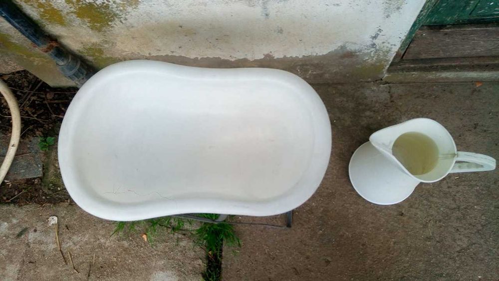 Bidé antigo com jarro portátil