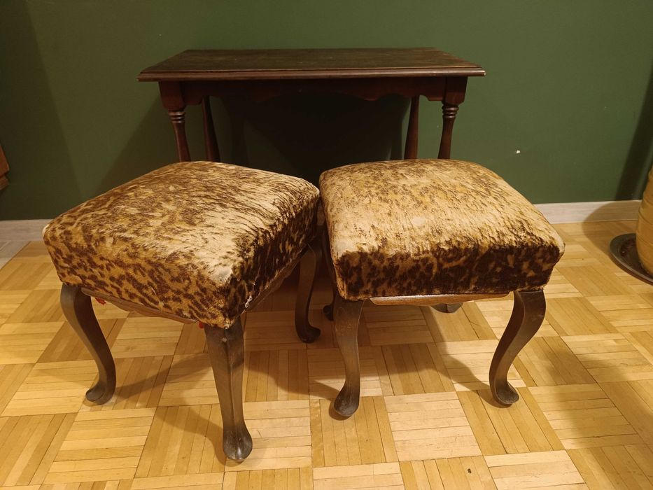 Stare taborety plus ława drewniana.