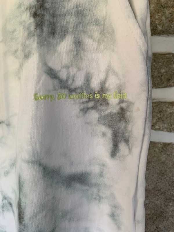 Calças de fato de treino tie-dye com cordão brancas com frase Bershka