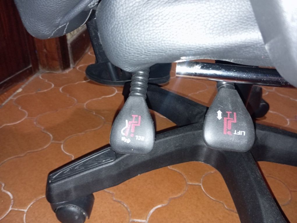 Cadeira Gamer PoweGaming c/colunas e sistema de massagem