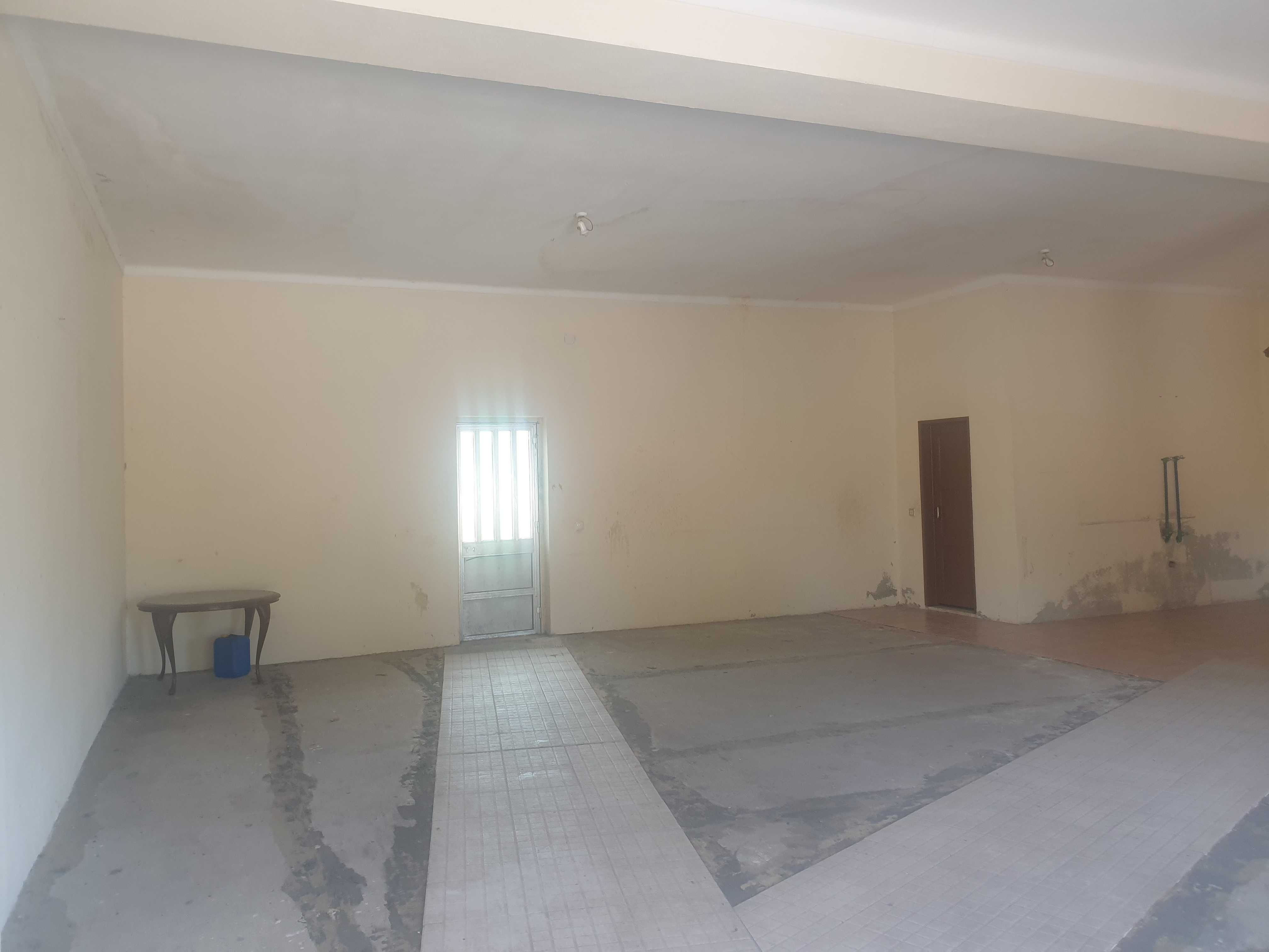 Aluga-se espaço com 100m²