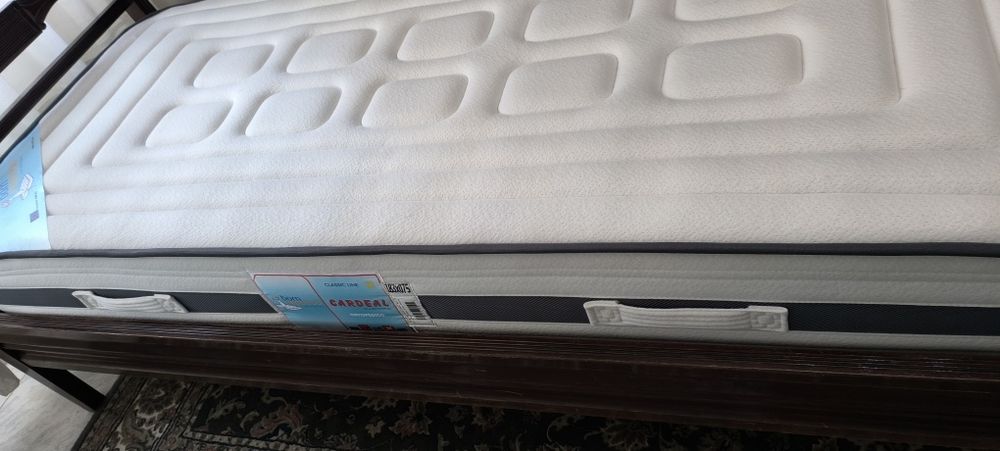 Cama com estrado de solteiro em madeira maciça e colchão ortopédico