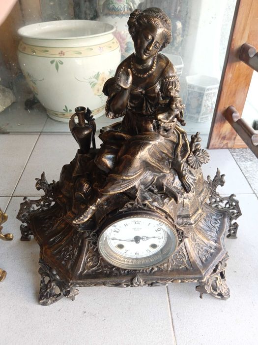 Relógios antigos em bronze