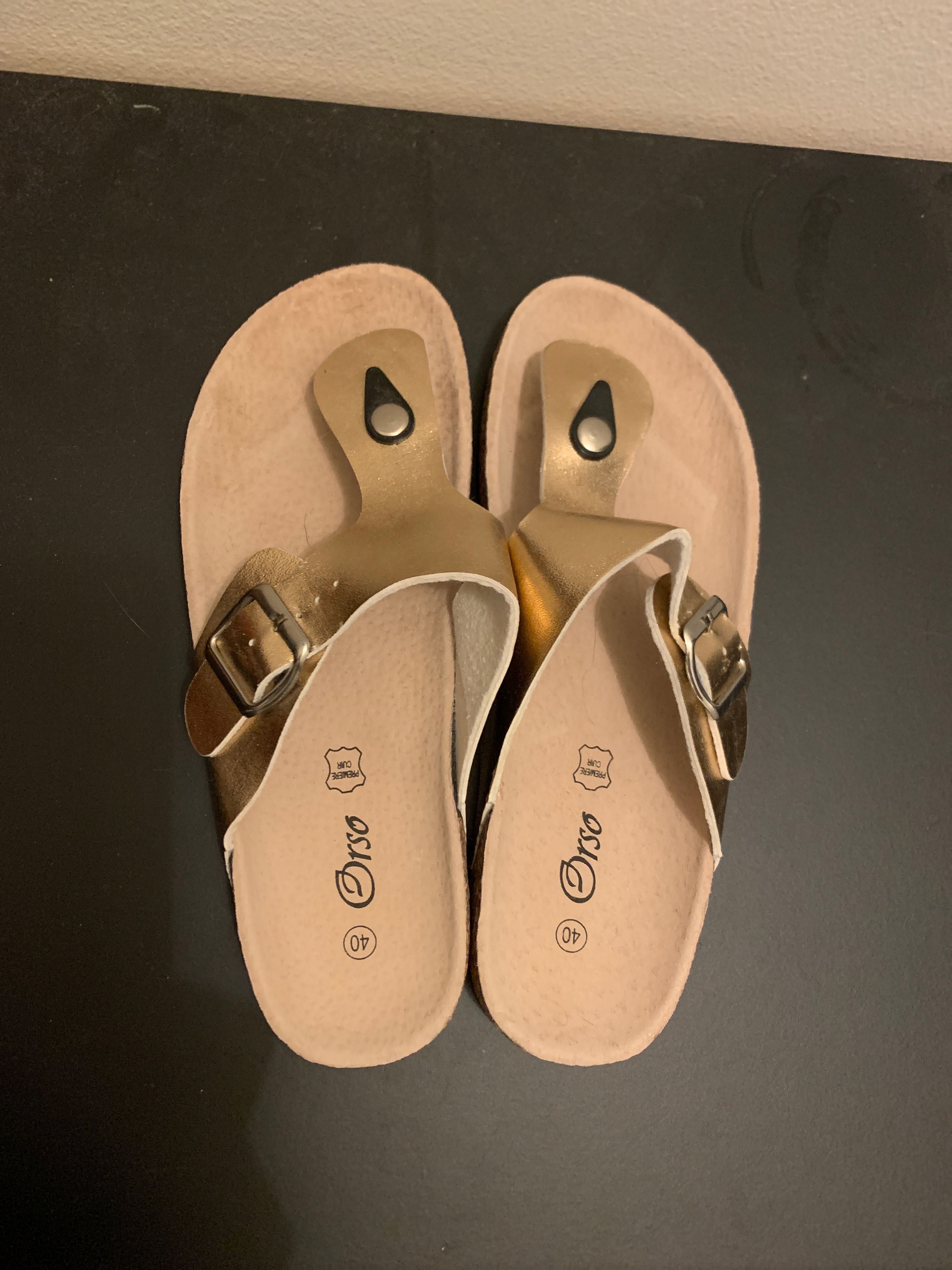 Chinelas rasas douradas