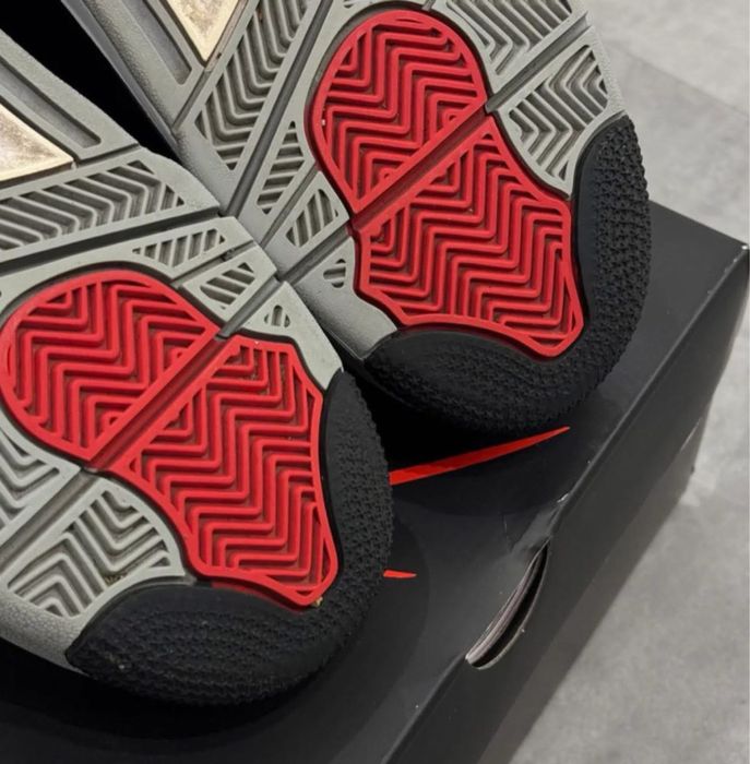 Vendo Jordan 4 black canva
