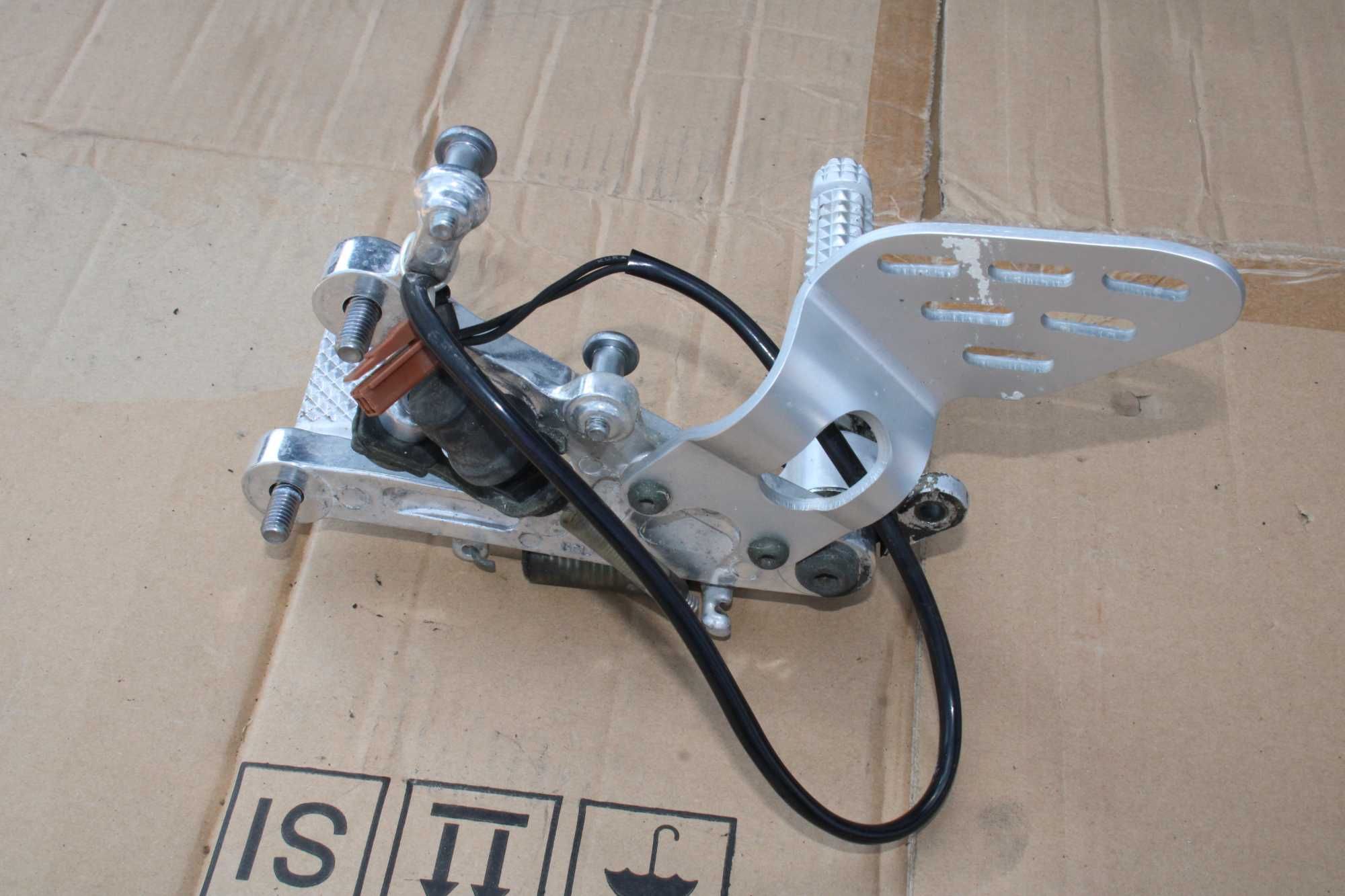 Set Prawy Podnóżek Dźwignia Hamulca Yamaha R6 RJ05 RJ09 5SL 03-05