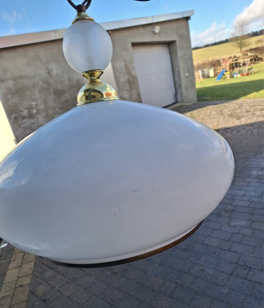 Lampa wiszaca białe szkło mosiądz duża