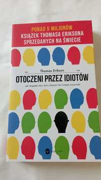 Otoczeniu przez idiotów - książka