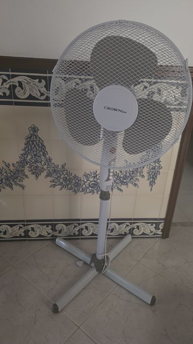 Ventoinha De Pé Crown 40w Branca