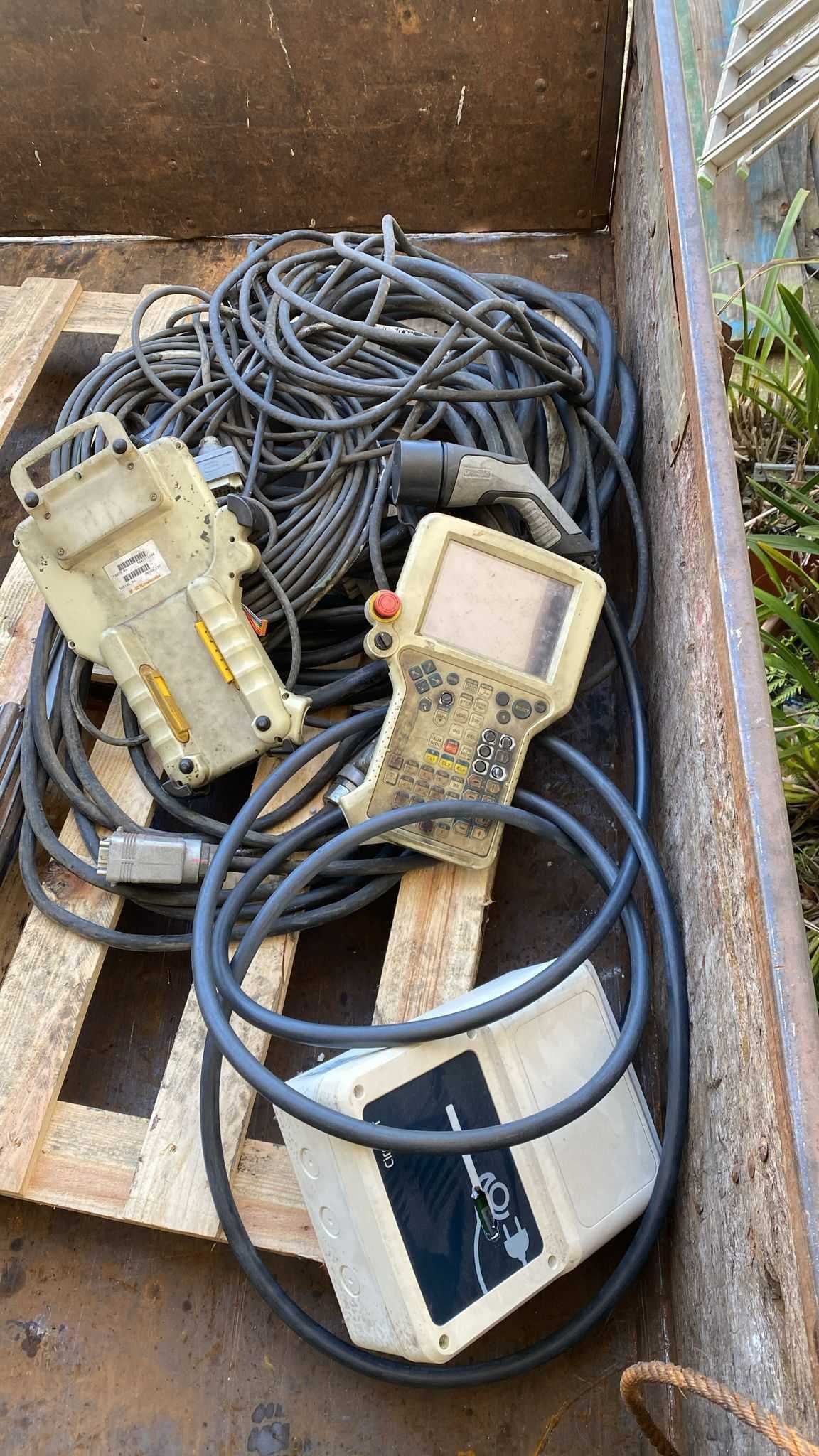 robo de soldadura  pra sucata ou pra peças de reposição