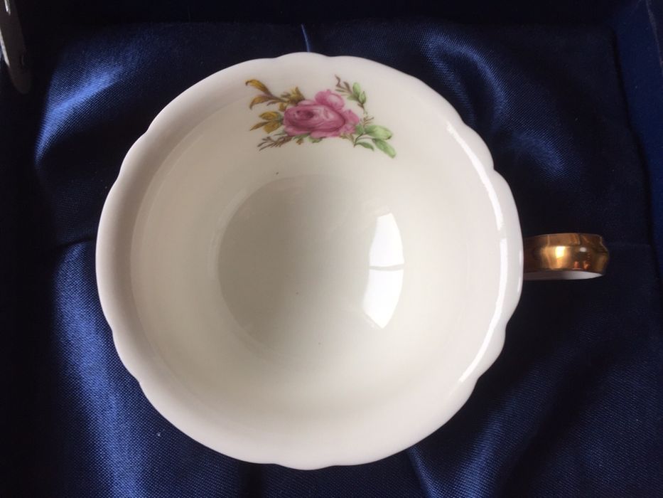 Conjunto de chávena de chá, pires e colher, decorados, na caixa