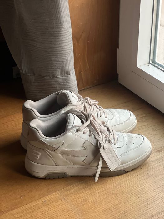 Off white Bege e branco