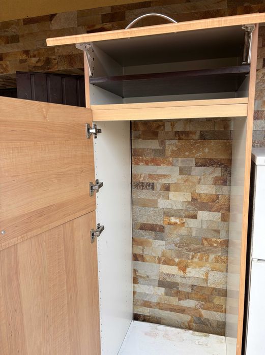 Lodówka zabudowana w szafce