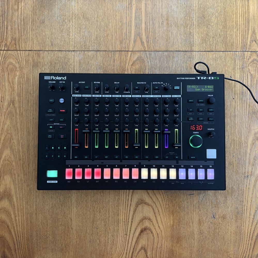 Roland TR-8S + decksaver