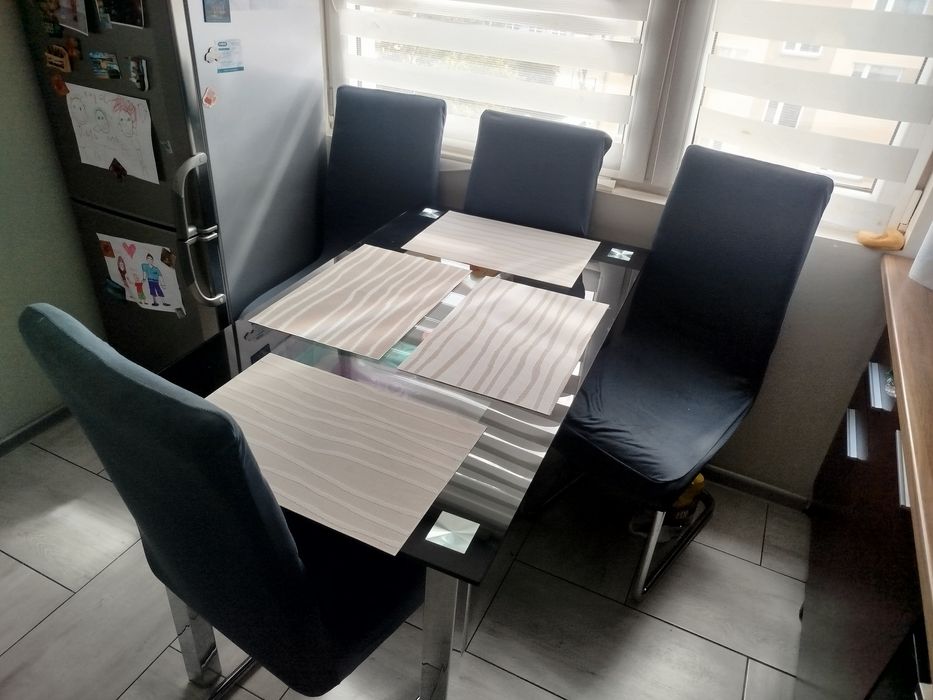 Stół z 4 krzesłami