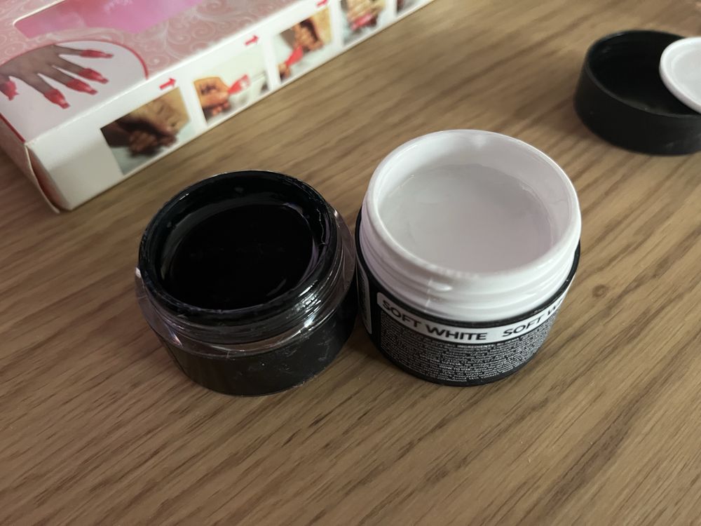 Dwa żele do manicure