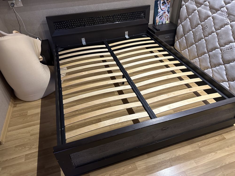 Кровать  деревянная
