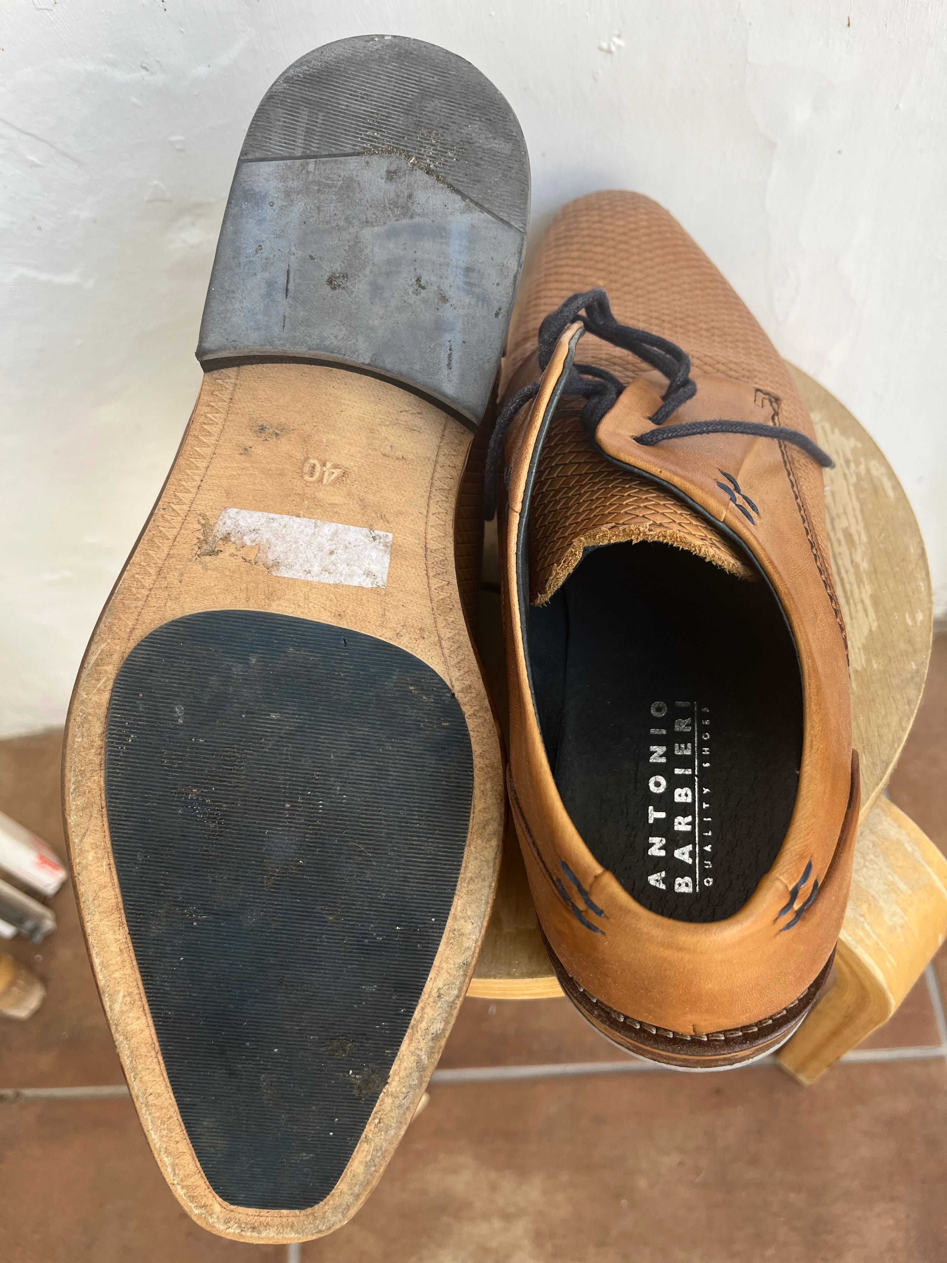 Par de sapatos em cabedal
