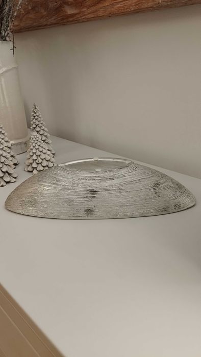 Floreira decorativa num lindo tom prateado