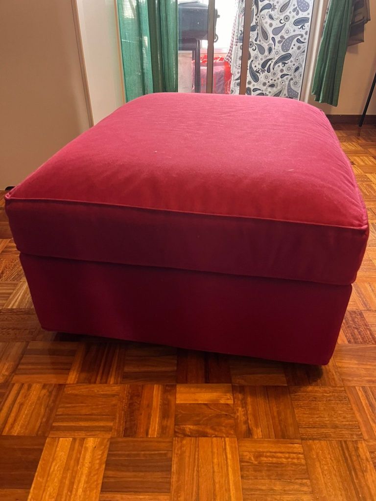 Sofá vermelho de sala