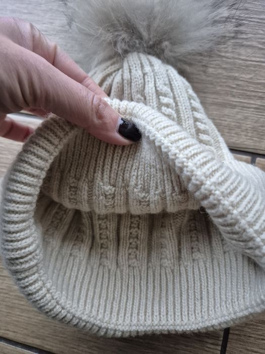 Beżowa czapka zimowa z pomponem