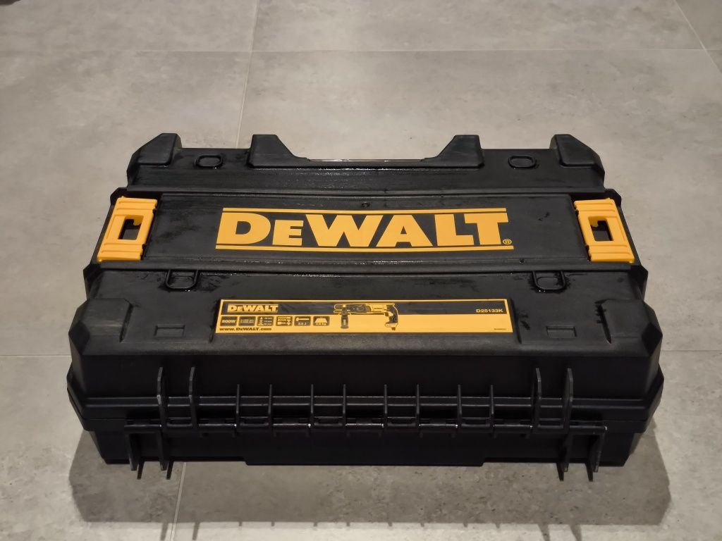 Skrzynka narzędziowa DeWalt TSTak po wiertarce udarowej D25133K