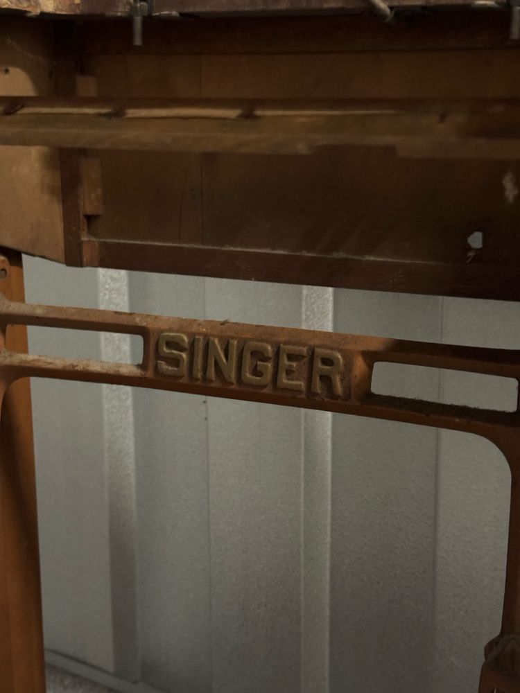 Mesa de máquina de costura antiga Singer