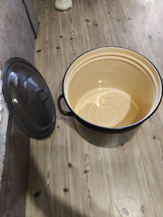 Продам кастрюлю малерованную.