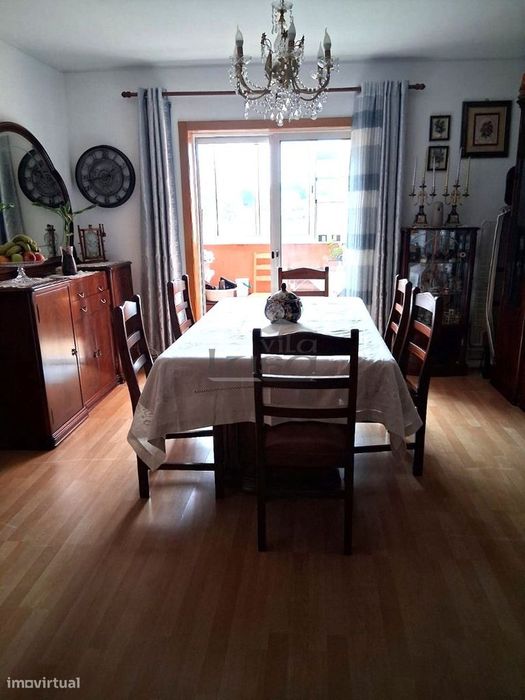 A INVESTIDORES - T3 (arrendado), com 2 lug. de garagem + arrumo, em...