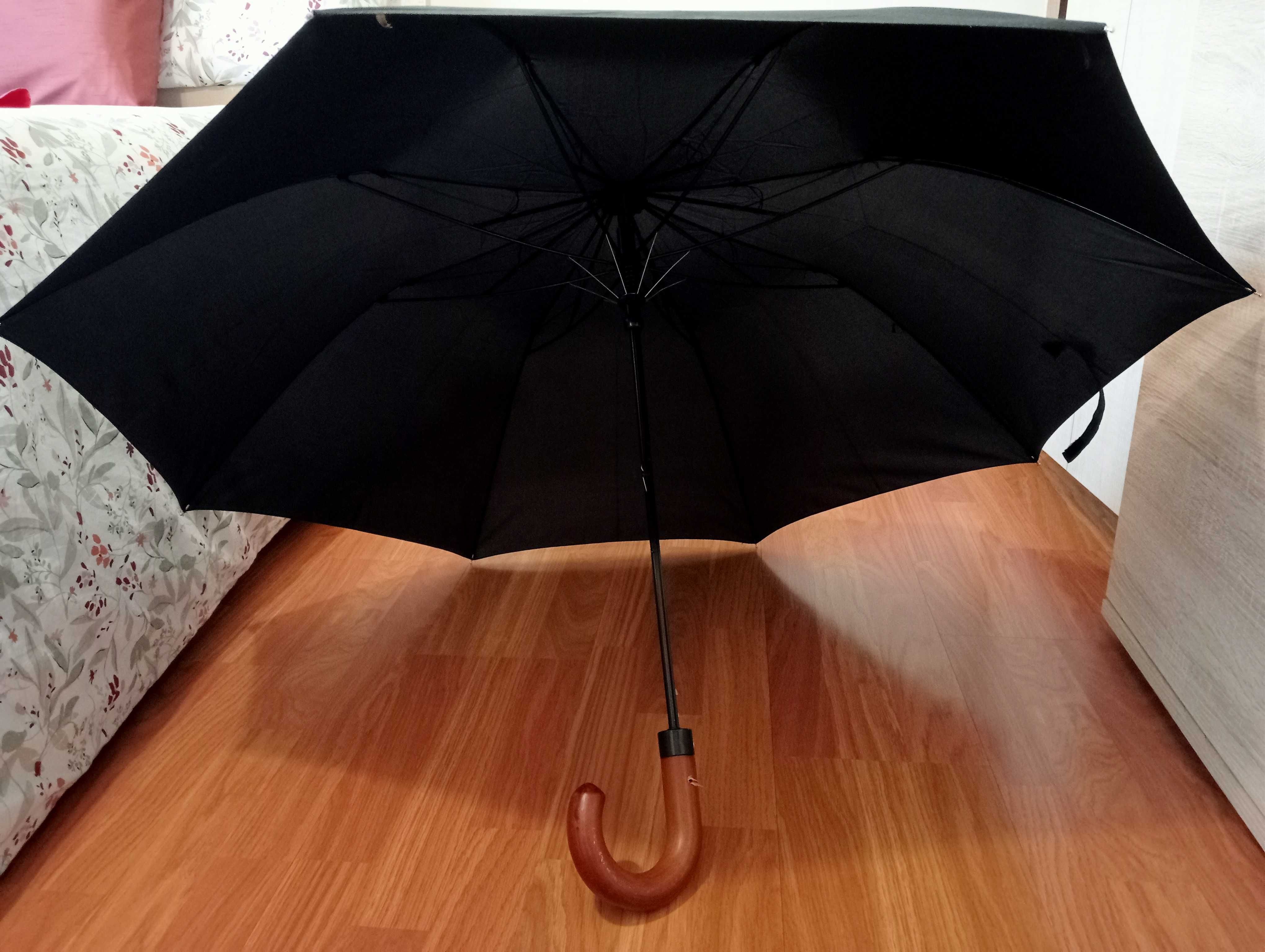 Guarda-chuva preto - cabo em madeira