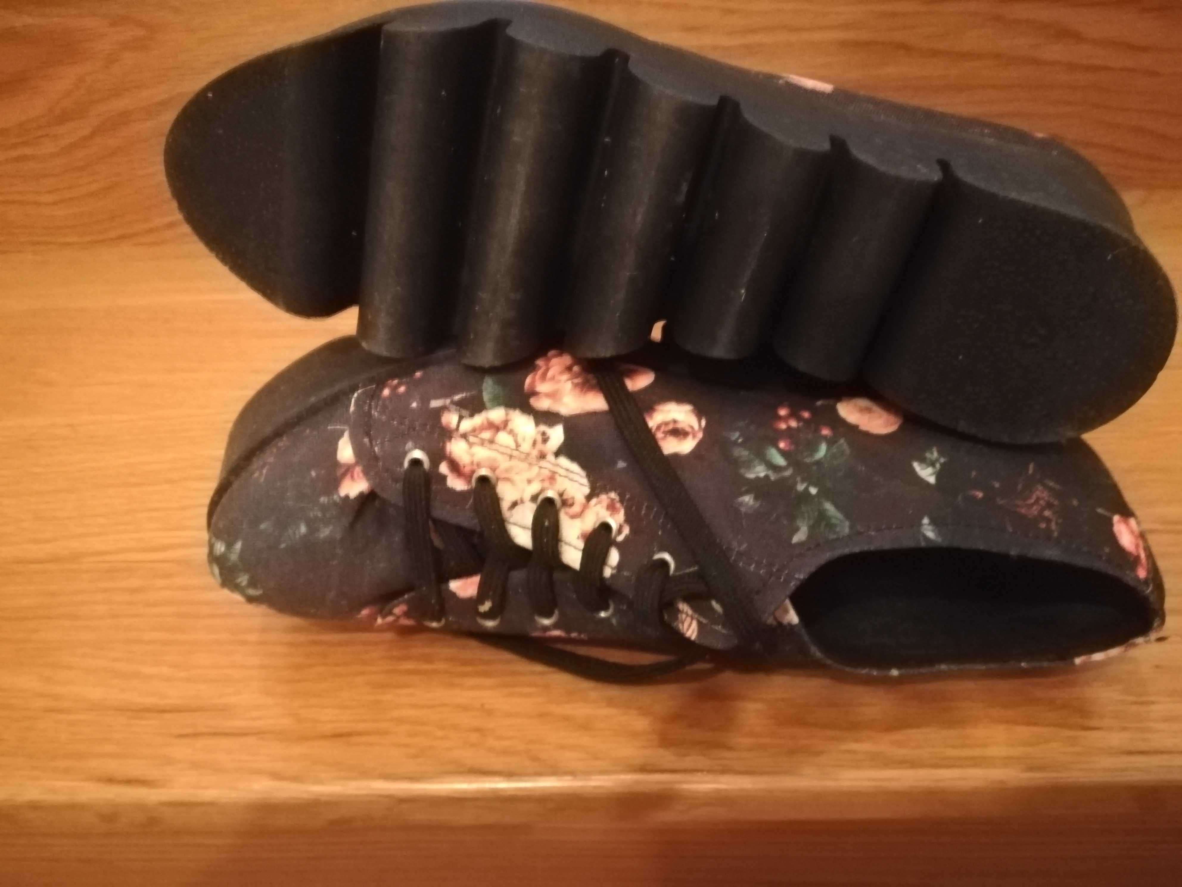 Sapatos em tecido floral