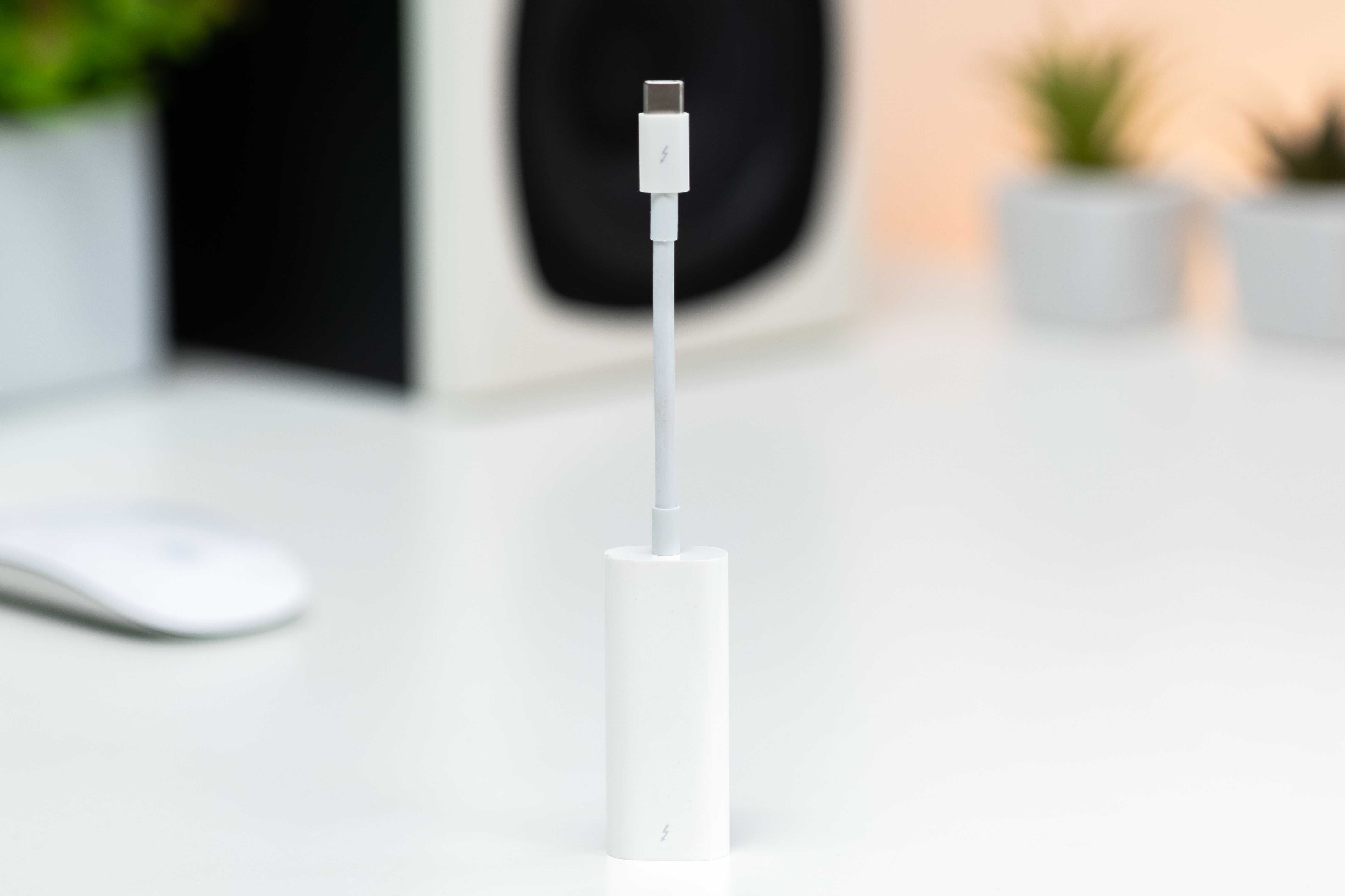 Адаптер Apple Thunderbolt 3 USB-C to Thunderbolt 2 A1790 MMEL2