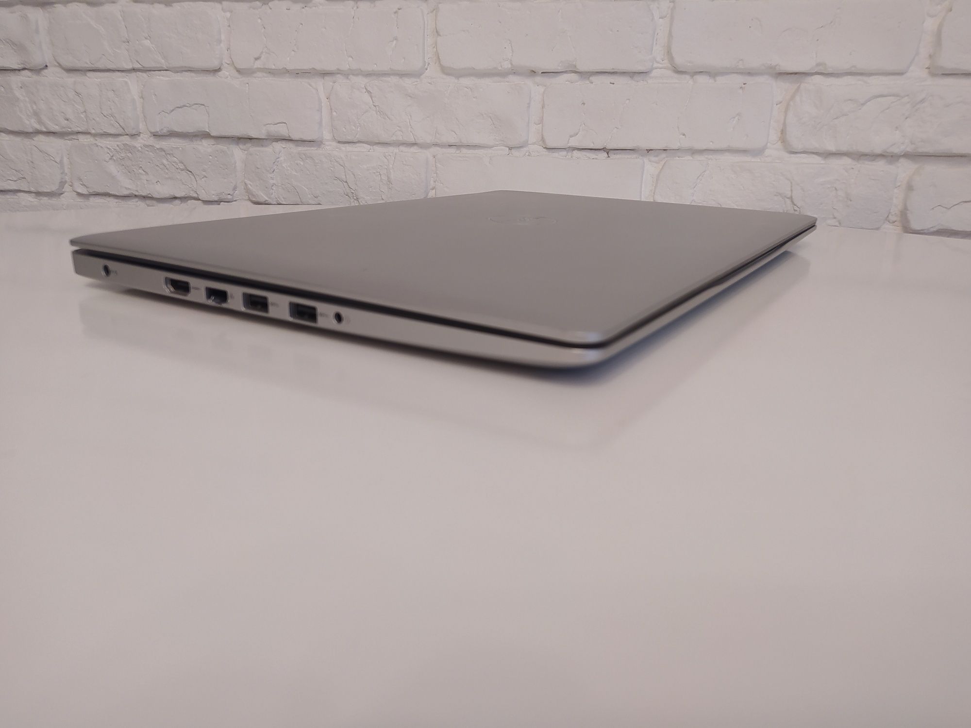 Dell Inspiron 5570/15,6" FHD/i7-8550U/16Gb/256Gb