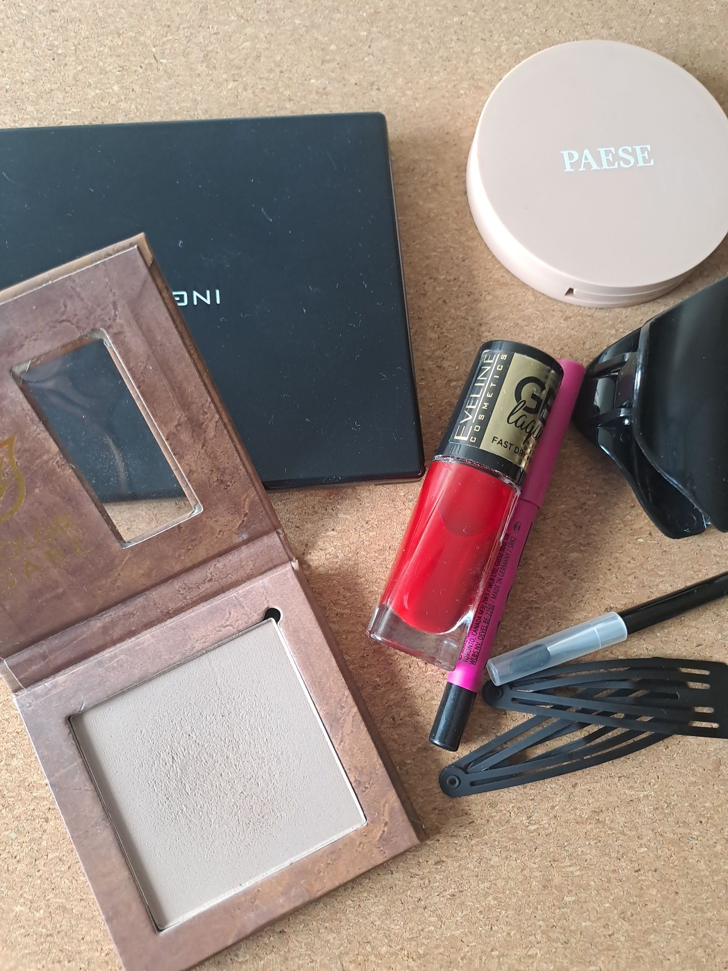 Zestaw kosmetyków i paleta magnetyczna inglot