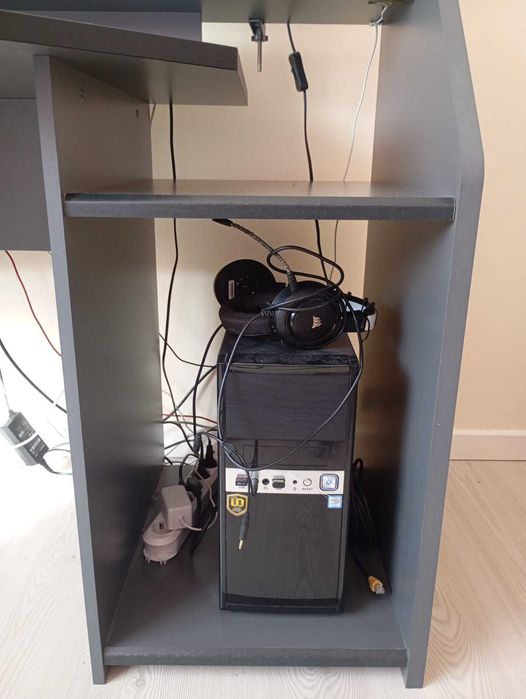 Mesa de escritório para vários monitores e PC