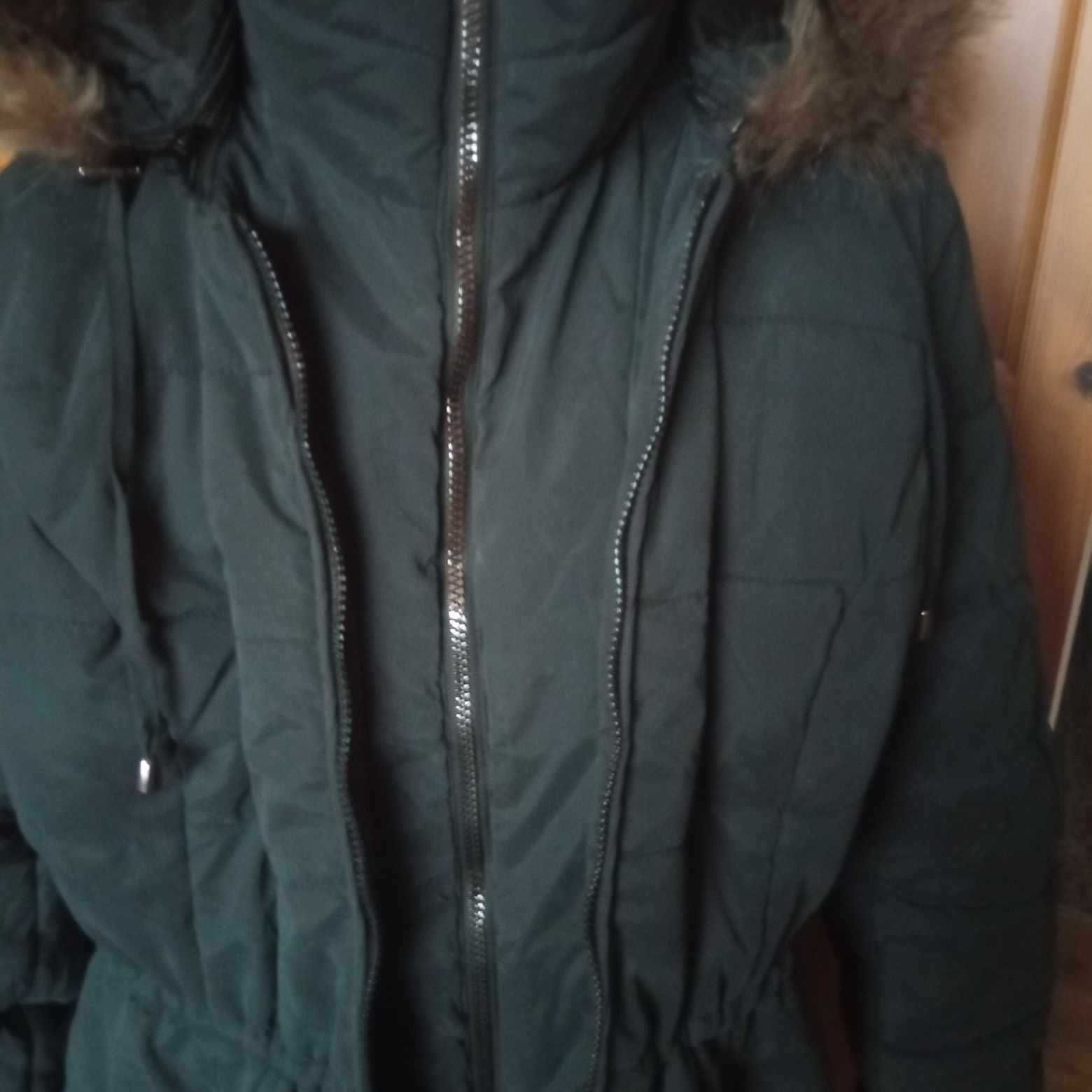 Czarny pikowany płaszcz kurtka kaptur z futerkiem