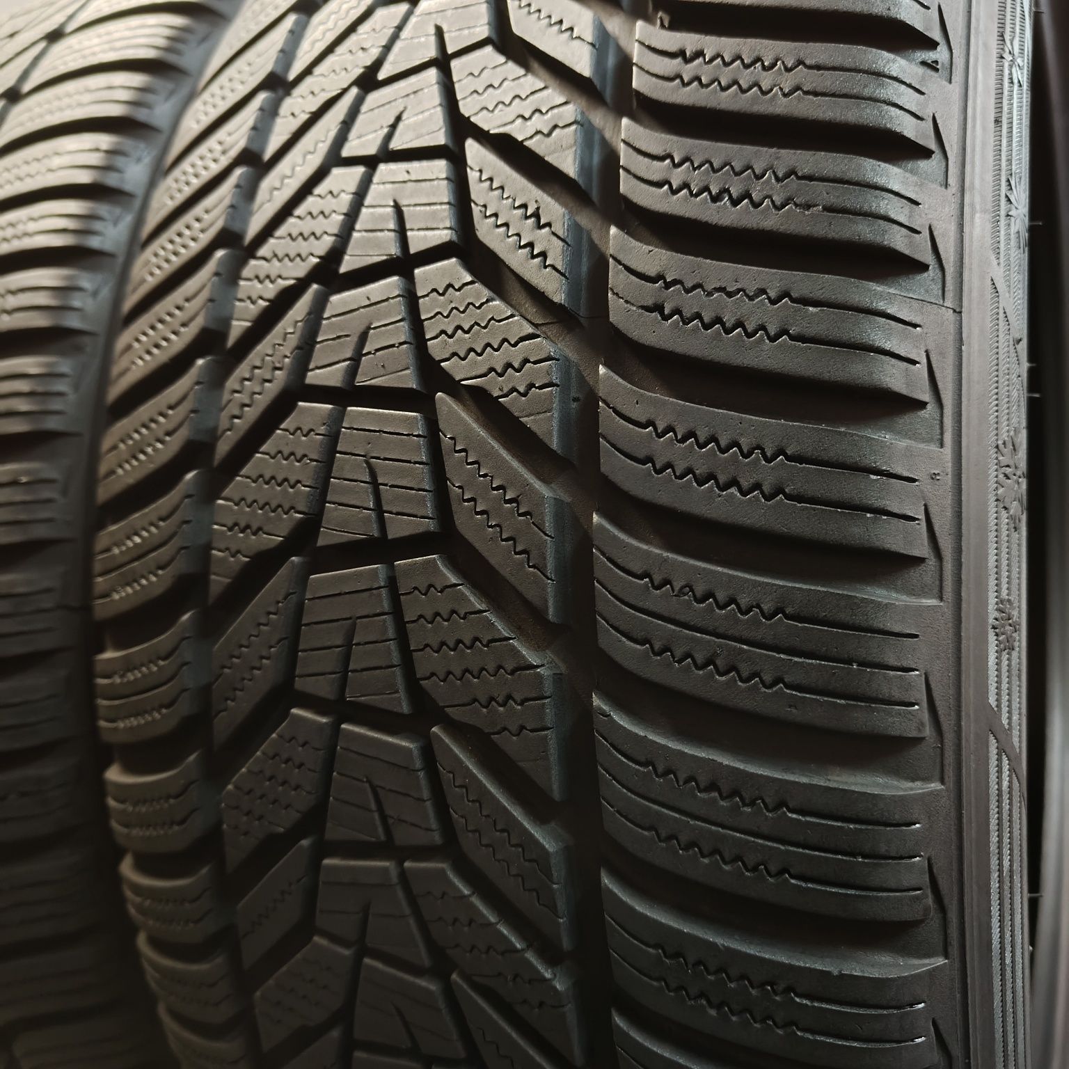 235/45/20 XL Sprzedam parę opon zimowych Hankook
