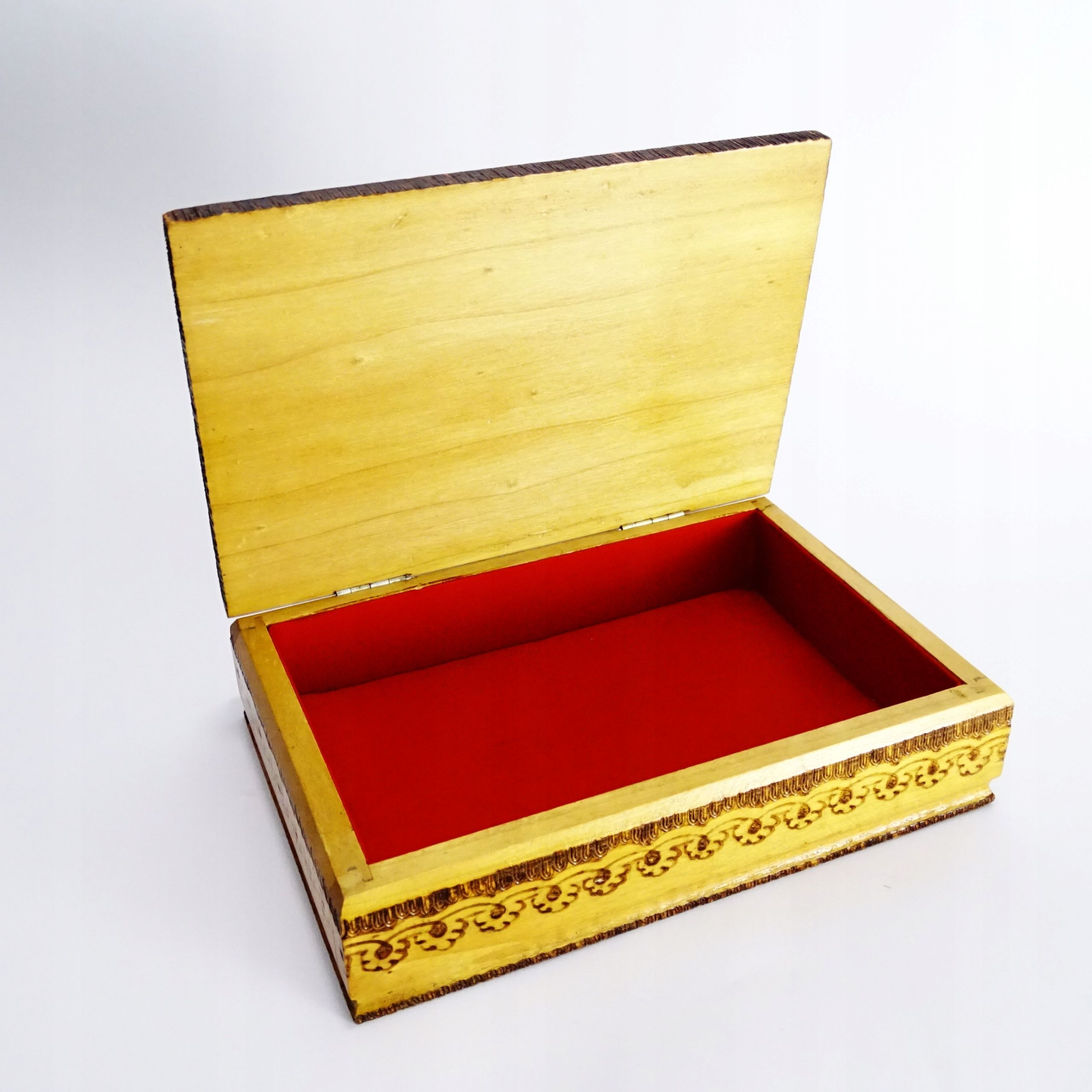 stare drewniane ręcznie zdobione pudełko skrzynka