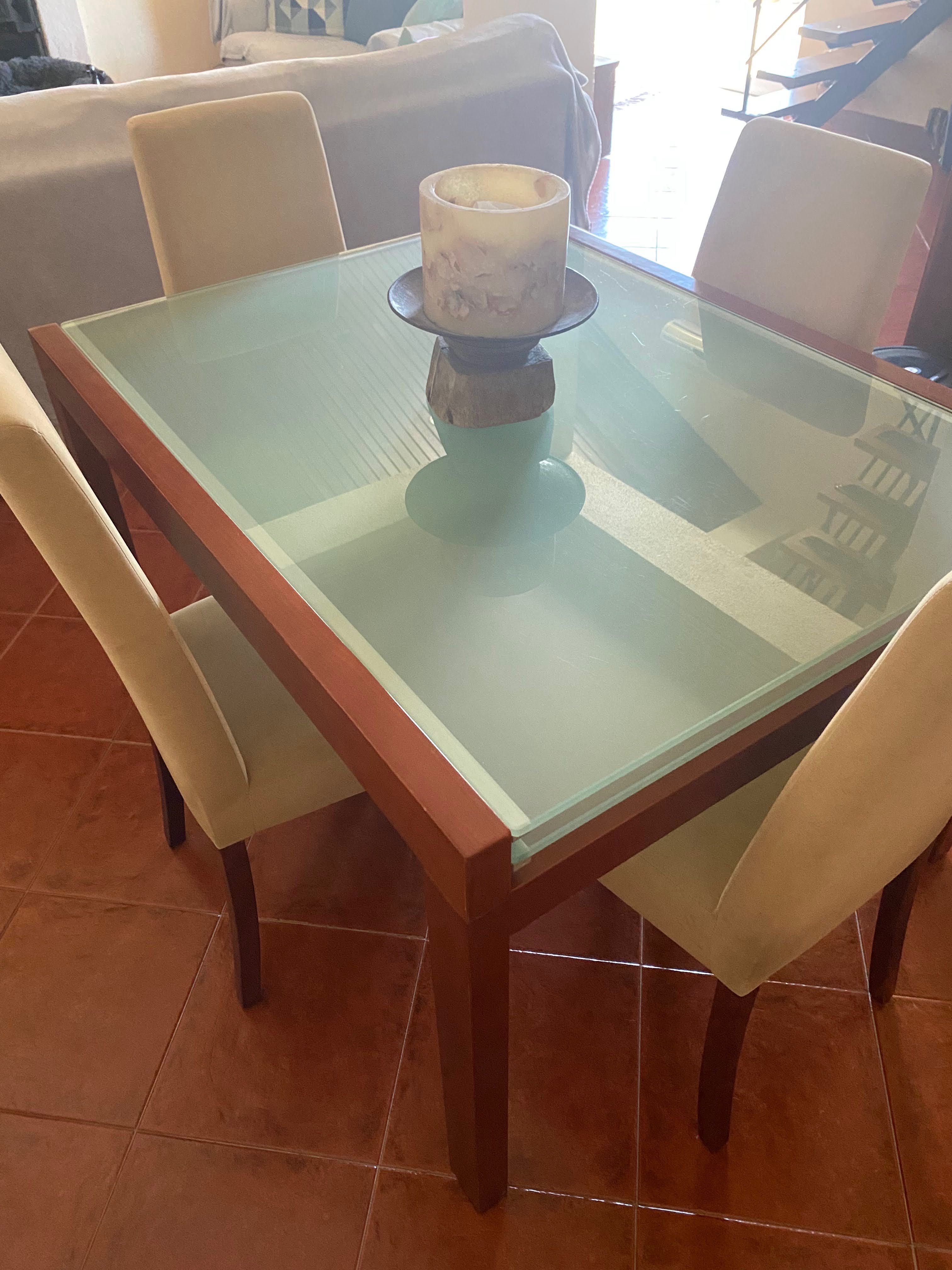 Mesa de jantar extensível mais 4 cadeiras