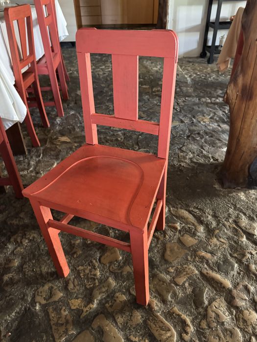 Cadeiras rusticas em madeira